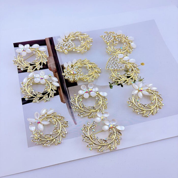 Korean Style Fashionable Brooch for Women, Rhinestone Scarf Buckle, Anti-Exposure Buckle, Crystal Corsage Pin, Cat's Eye Jewelry Accessories - Image 1
