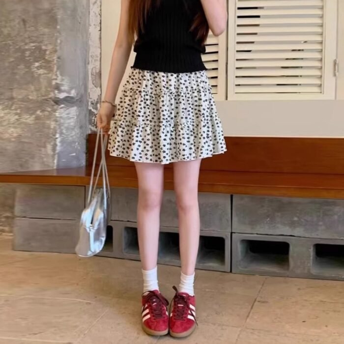 Black floral cake short skirt for women, high waist, plus size, summer, fat, mm, covering the belly, showing a slim pear shaped figure, A-line skirt - Image 2