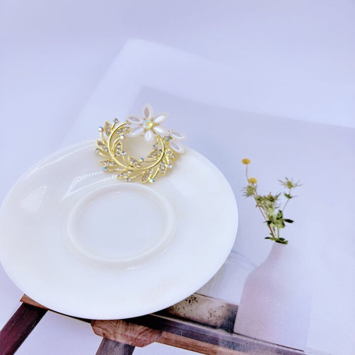 Korean Style Fashionable Brooch for Women, Rhinestone Scarf Buckle, Anti-Exposure Buckle, Crystal Corsage Pin, Cat's Eye Jewelry Accessories - Image 4